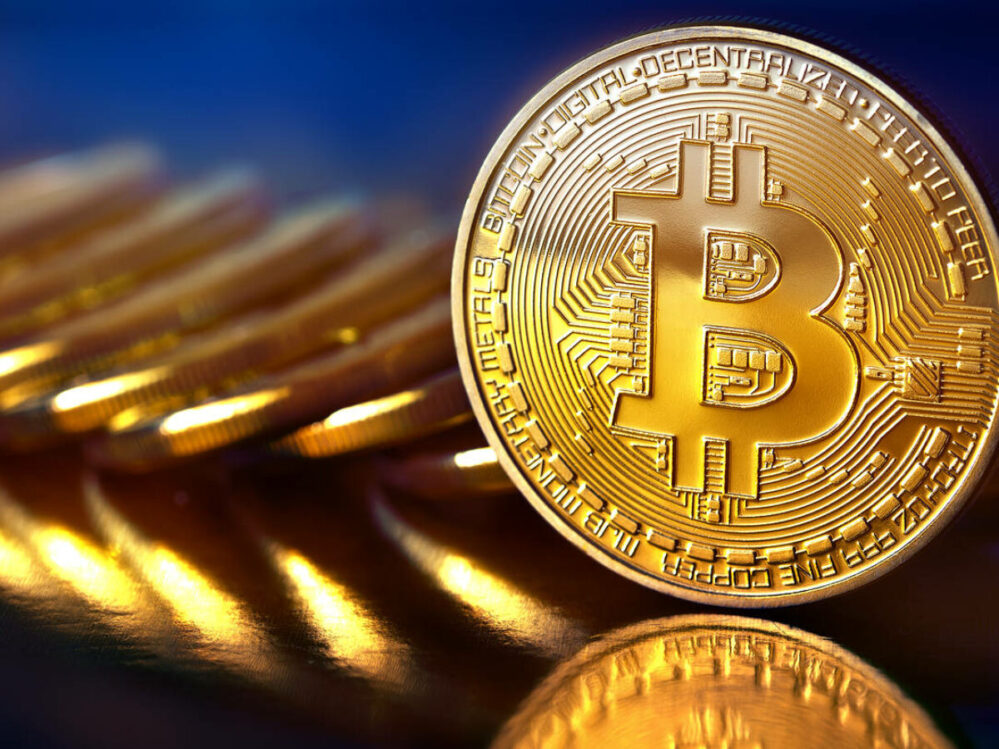 Cae 8% el bitcoin tras alcanzar récord durante el fin de semana