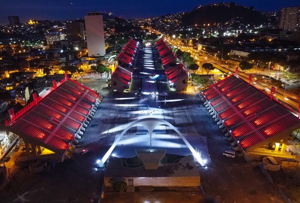 No hay carnaval pero Sambodromo de Río de Janeiro se ilumina en homenaje a víctimas del coronavirus