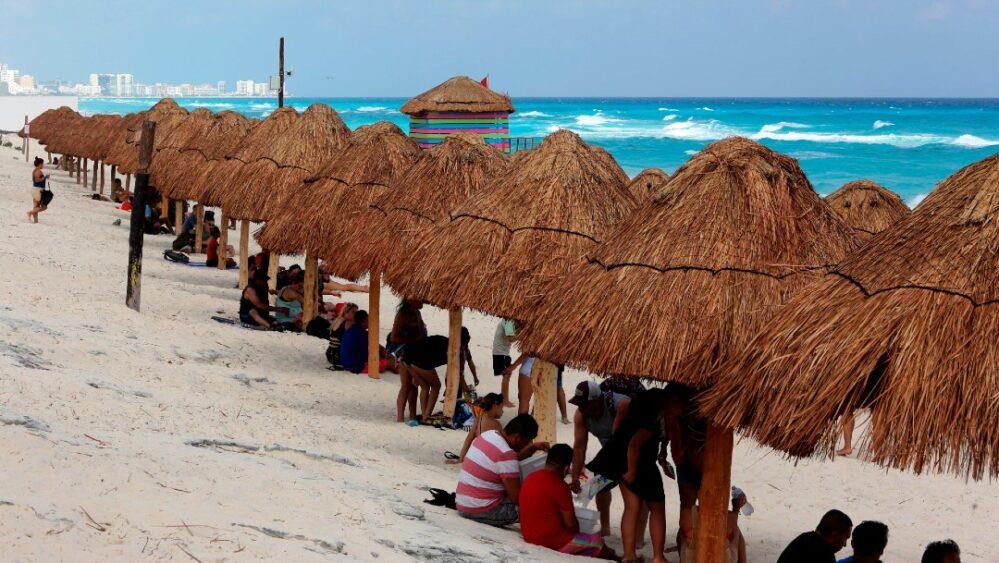 Covid se dispara en Cancún ante la llegada de turistas