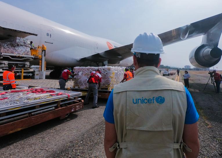 UNICEF logra acuerdo con aerolíneas para entrega de vacunas contra COVID