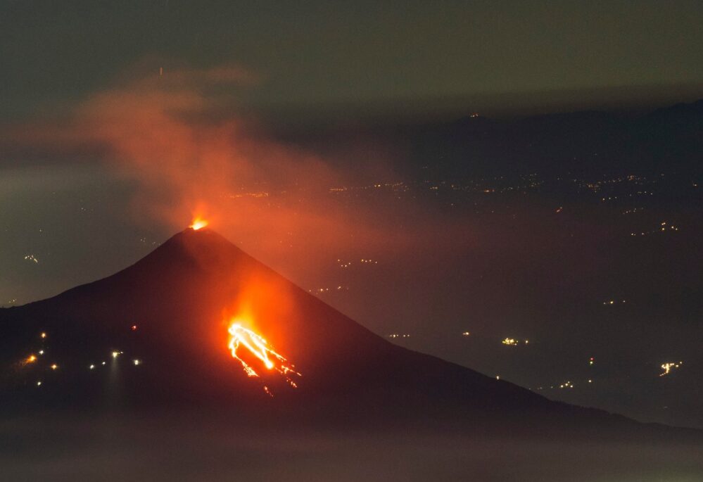 ¡Erupciones! Se registran explosiones en el volcán de Fuego y Pacaya en Guatemala