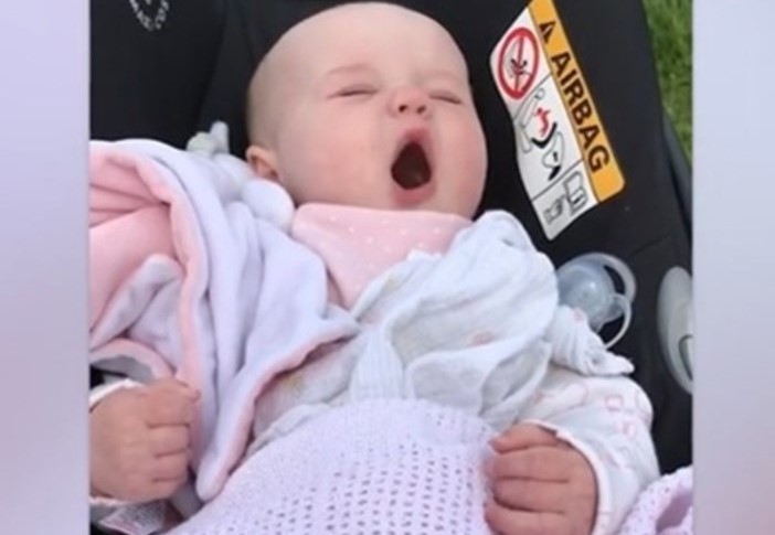 VIDEO viral: Captan a un bebé de cinco meses hablando mientras duerme