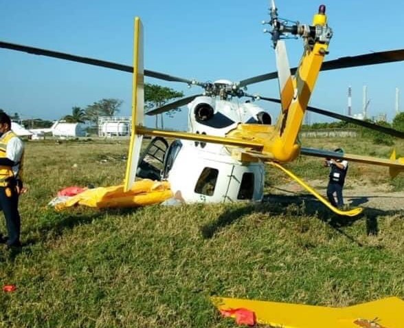 Con elementos de la Marina se accidenta el helicóptero XA-UQV cerca de Dos Bocas, Tabasco