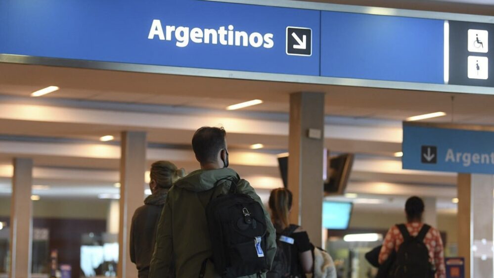 Argentina suspende todos los vuelos con Brasil, Chile y México