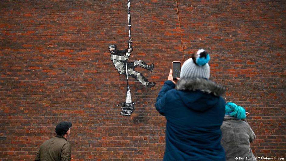 Reaparece Banksy con grafiti en prisión en la que estuvo Oscar Wilde