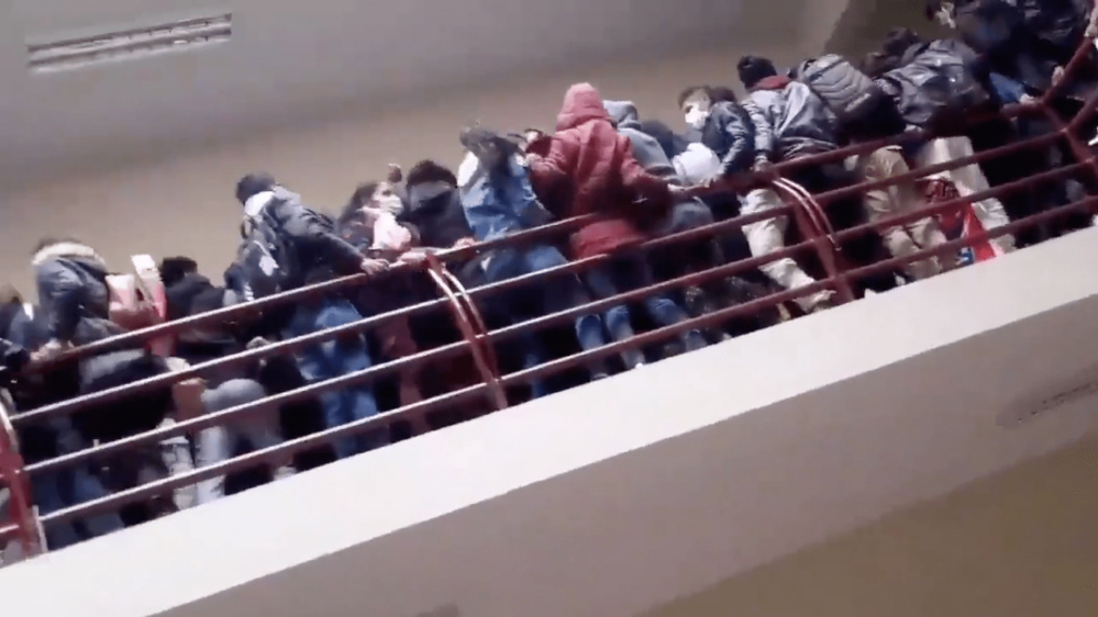 VIDEO Mueren siete estudiantes al caer de un cuarto piso en Bolivia (imágenes sensibles)