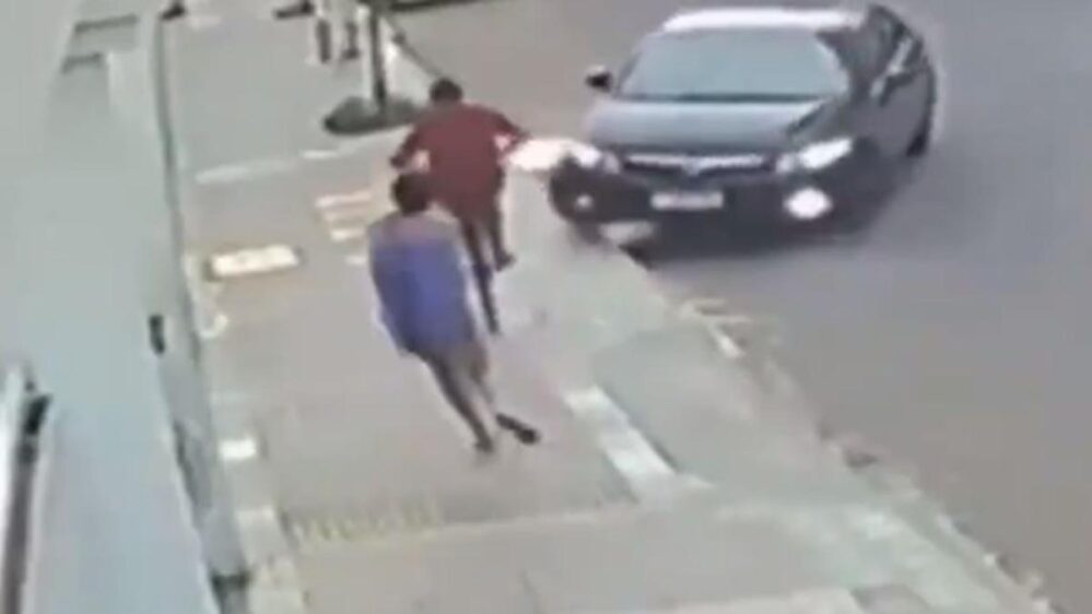 VIDEO: Ladrón roba celular a mujer y el novio lo atropella ¡Justicia por su propia mano!