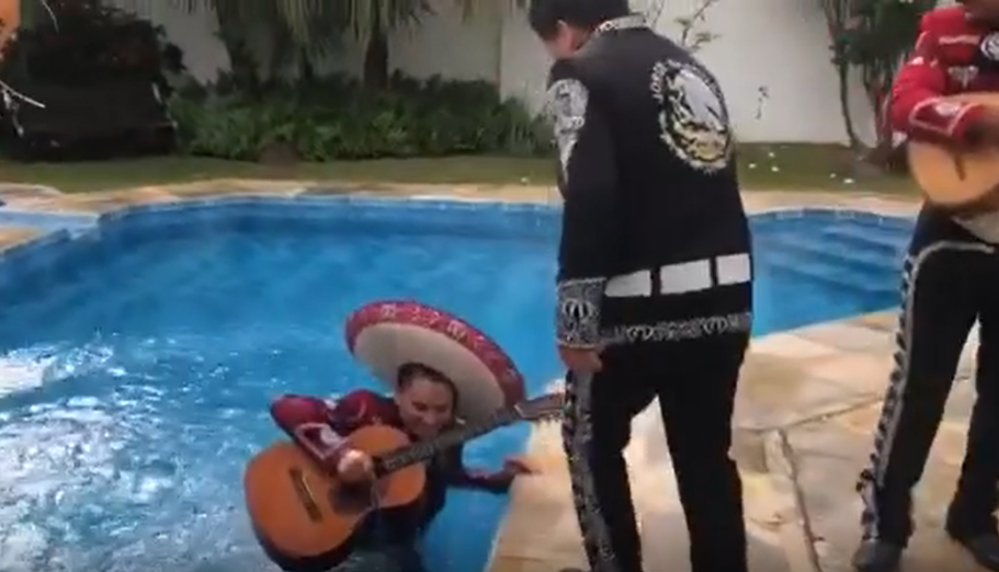 VIDEO: Mariachi se descuida y se va al agua ¡Cae en la piscina! Y se vuelve viral