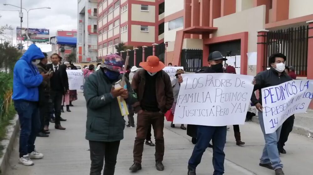 Padres de estudiantes que murieron al caer de un cuarto piso en Bolivia piden justicia, ya hay detenidos