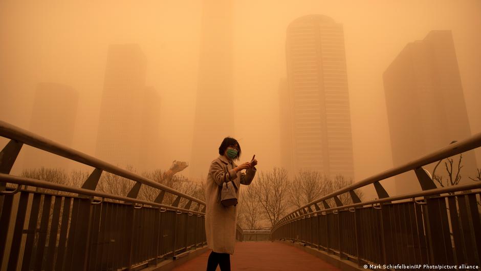 Tormenta de arena y contaminación asfixia Pekín, una niebla marrón envuelve la capital de China