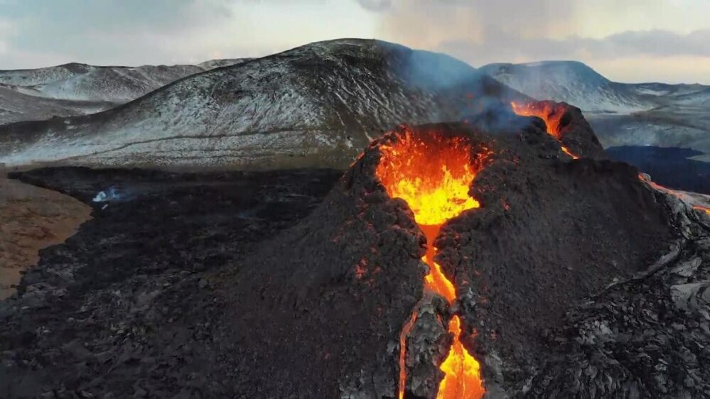 VIDEO: Impactantes ríos de lava por erupción del volcán Fagradalsfjall en Islandia
