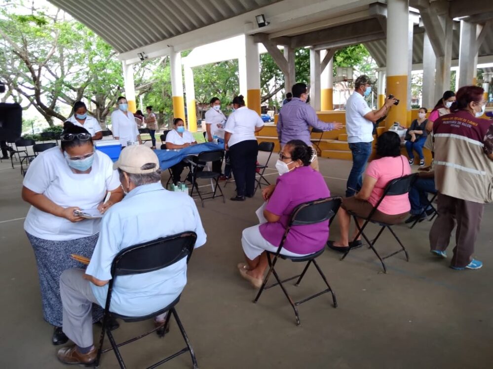 ¡Desorden! Dejan esperando a los adultos mayores, por mala logística posponen vacunación en Villahermosa