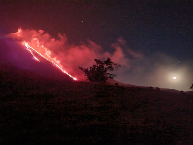 Fuego y lava, impresionantes imágenes del Volcán Pacaya que intensificó su actividad