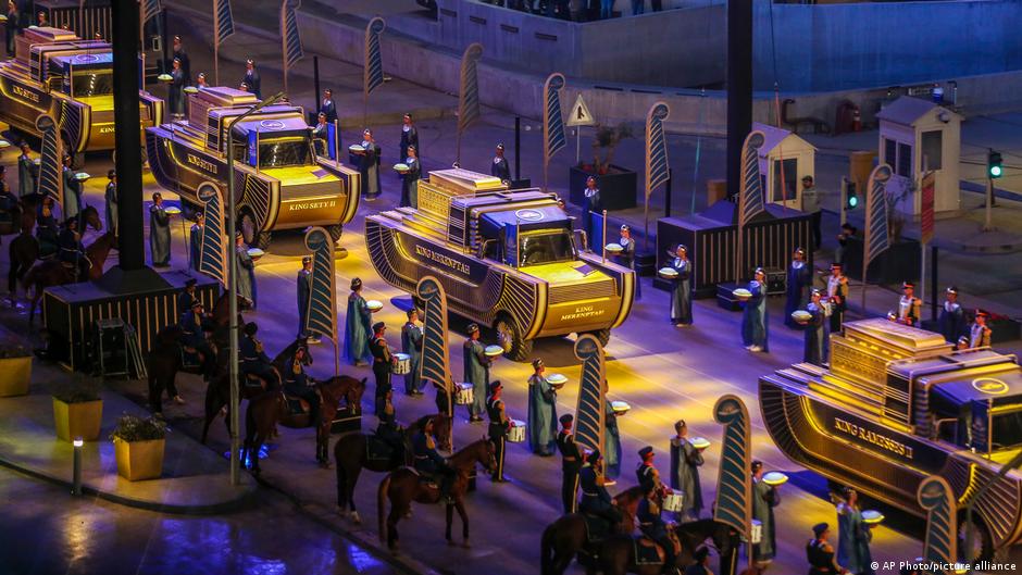 22 momias de reyes y reinas recorrieron las calles de El Cairo en un desfile faraónico