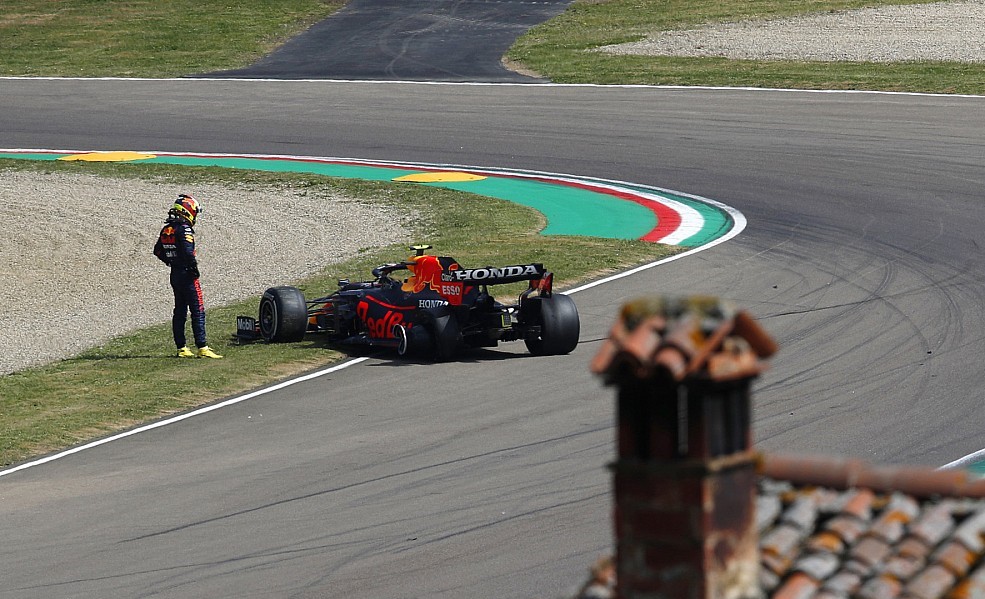 Fórmula 1: Chocan Checo Pérez y Ocon en sesión de prácticas del GP de Emilia Romaña