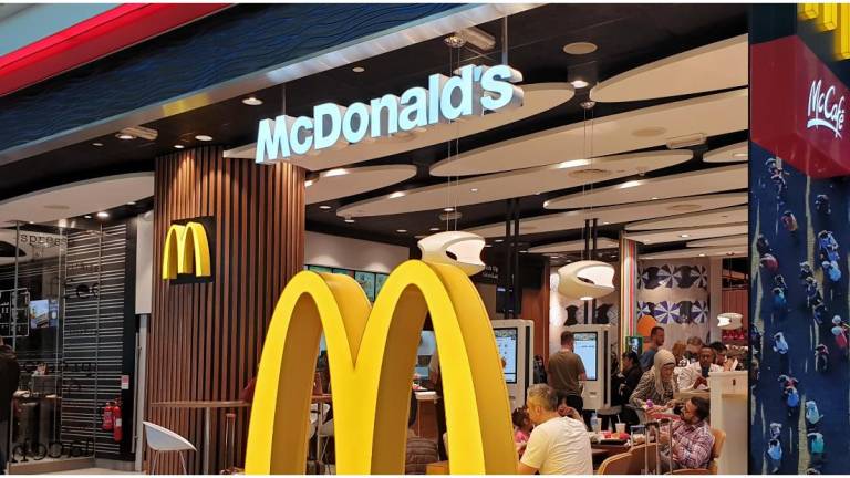 Cierra McDonald’s decenas de restaurantes ubicados en los Walmart