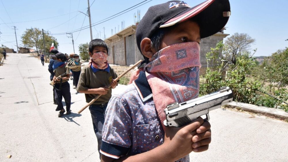 En Guerrero niños armados se suman a la policía comunitaria para enfrentar la violencia