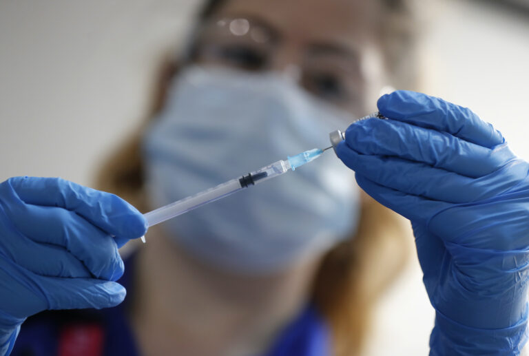 Covid: Pfizer y BioNTech solicitan a Unión Europea autorización para vacunar adolescentes