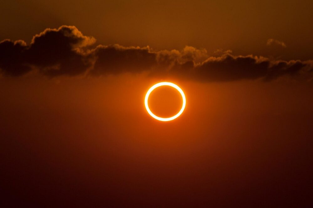 Eclipse solar de anillo de fuego, Solsticio de Verano y Luna llena de fresa