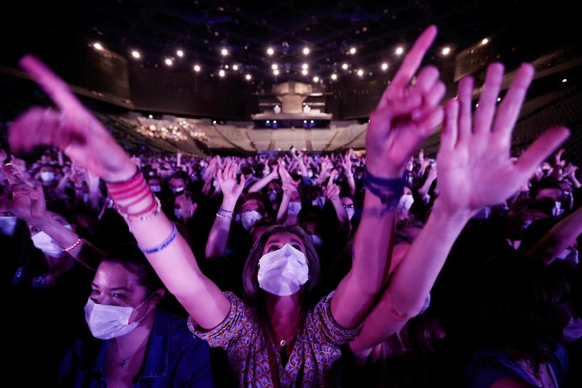 ¡Regresan los conciertos! Indochine se presentó en París como prueba de salud pública