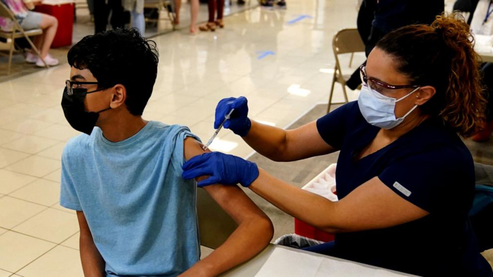Reportan casos de problemas cardíacos en adolescentes vacunados por COVID