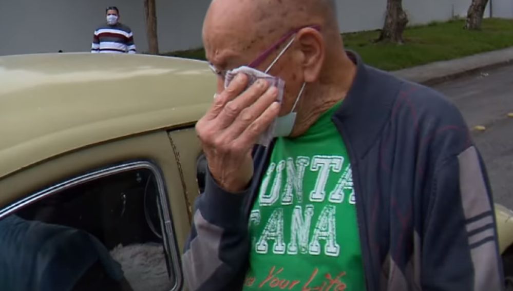 VIDEO: Maestro retirado vende su auto; alumnos hacen colecta y se lo devuelven