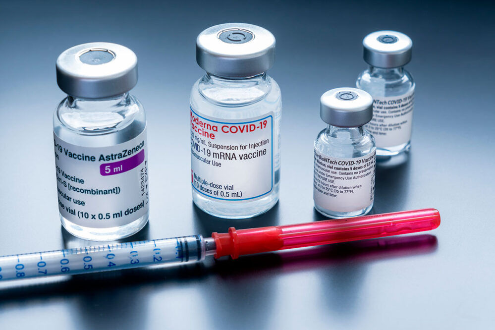 Estudio CombivacS señala que es seguro combinar vacuna de AstraZeneca y Pfizer