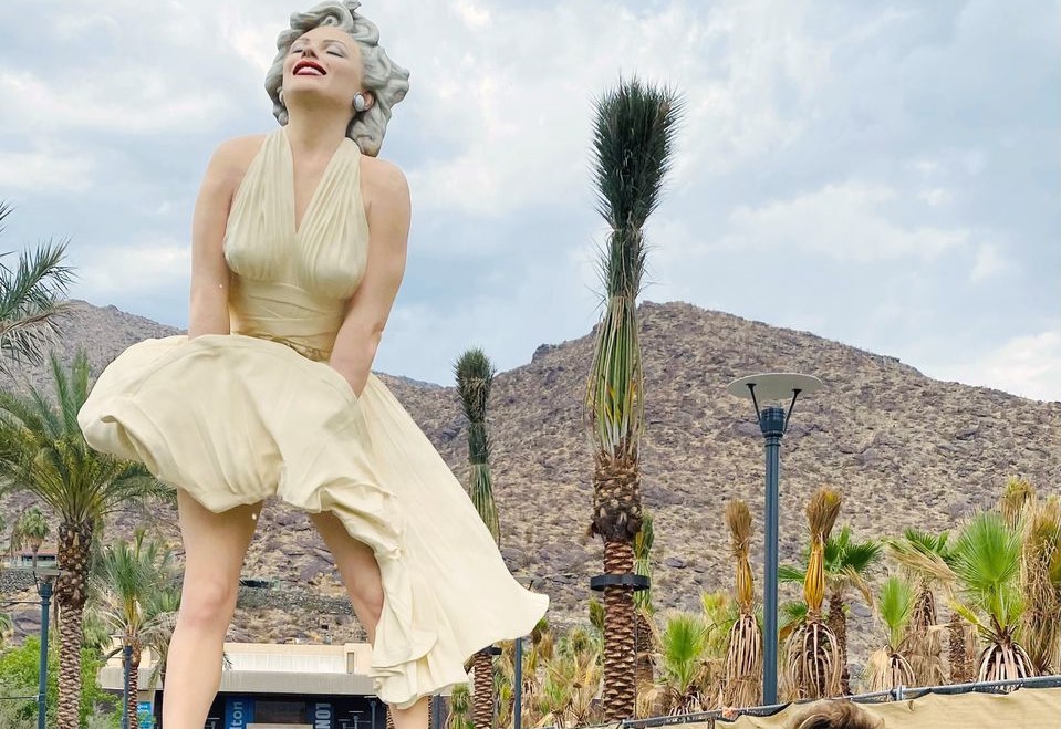 Regresa la estatua de Marilyn Monroe a Palm Springs entre ovaciones y abucheos