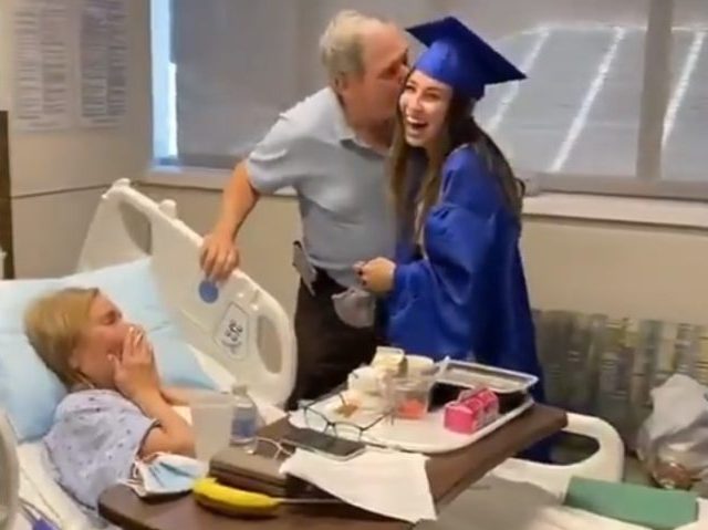 VIDEO: Nieta sorprende a su abuelita quién no pudo asistir a su graduación por una fractura