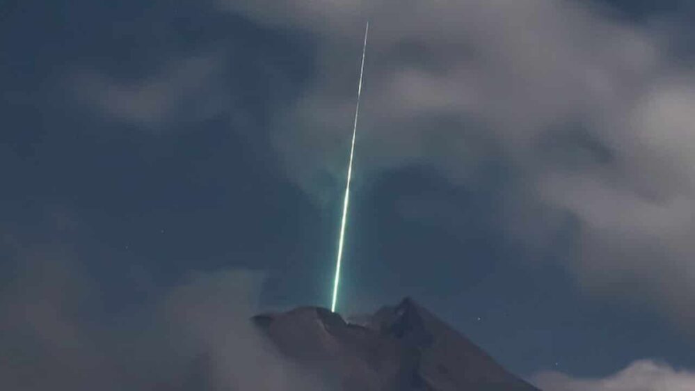 VIDEO: Extraño meteoro cae sobre el volcán más activo en Indonesia
