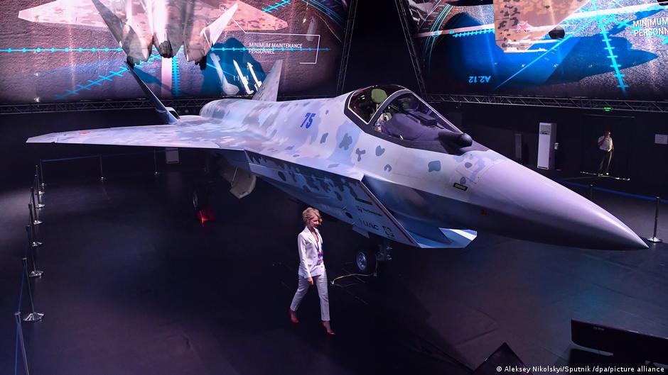 Presentan Checkmate, el nuevo avión caza de combate ruso