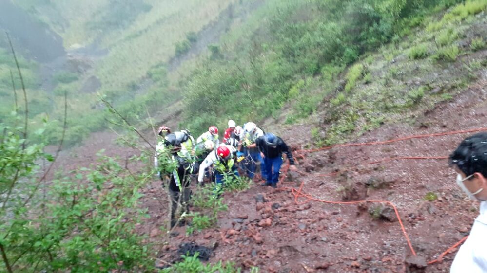 Caen al cráter del volcán Xitle de la Ciudad de México, fallece una persona