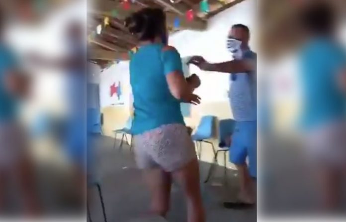 VIDEO: Infiel marido es descubierto con novia en sede de vacunación y se arman los sillazos