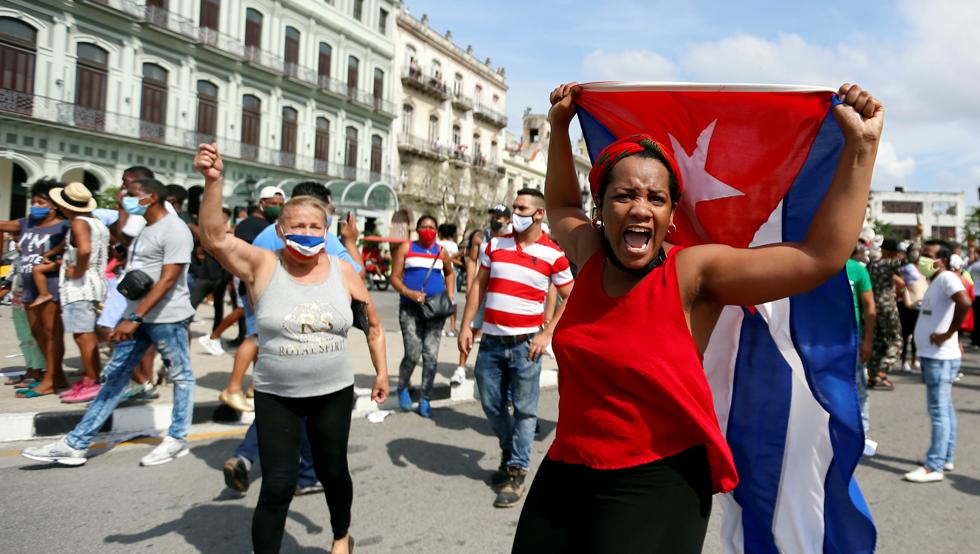 Siguen la inusuales protestas en Cuba por crisis económica y pandemia