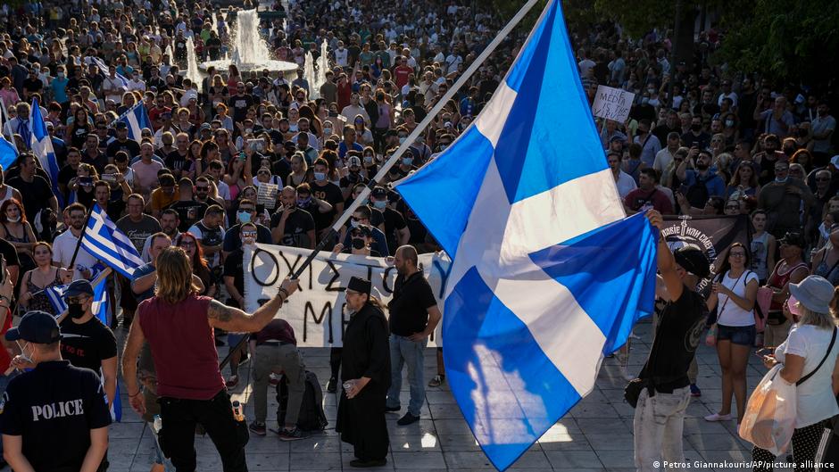 Por vacunación obligatoria marchan y protestan en Grecia
