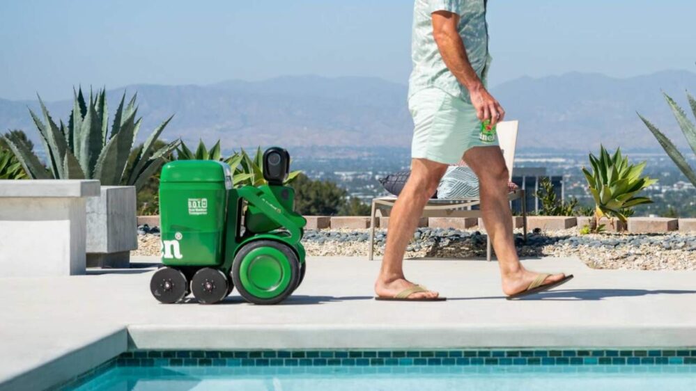 Este nuevo ‘amigo’ nunca te dejará sin cerveza, presenta Heineken simpático robot