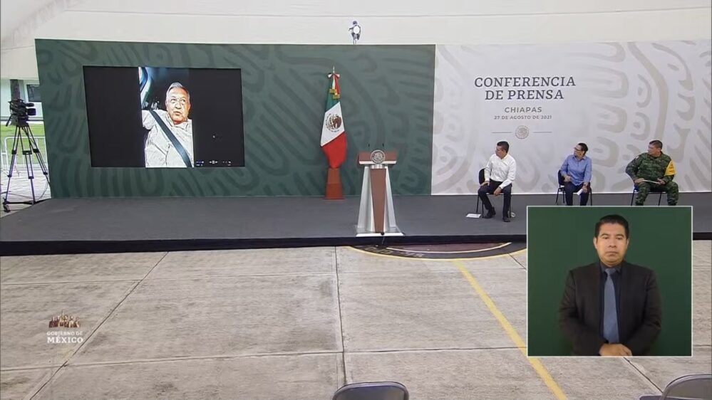 VIDEO: Protesta de maestros impidió conferencia de Obrador, lo retuvieron dos horas