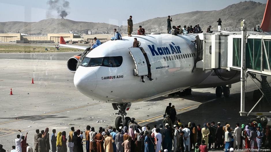 Desesperación y caos en el aeropuerto de Kabul, miles quieren abandonar Afganistán