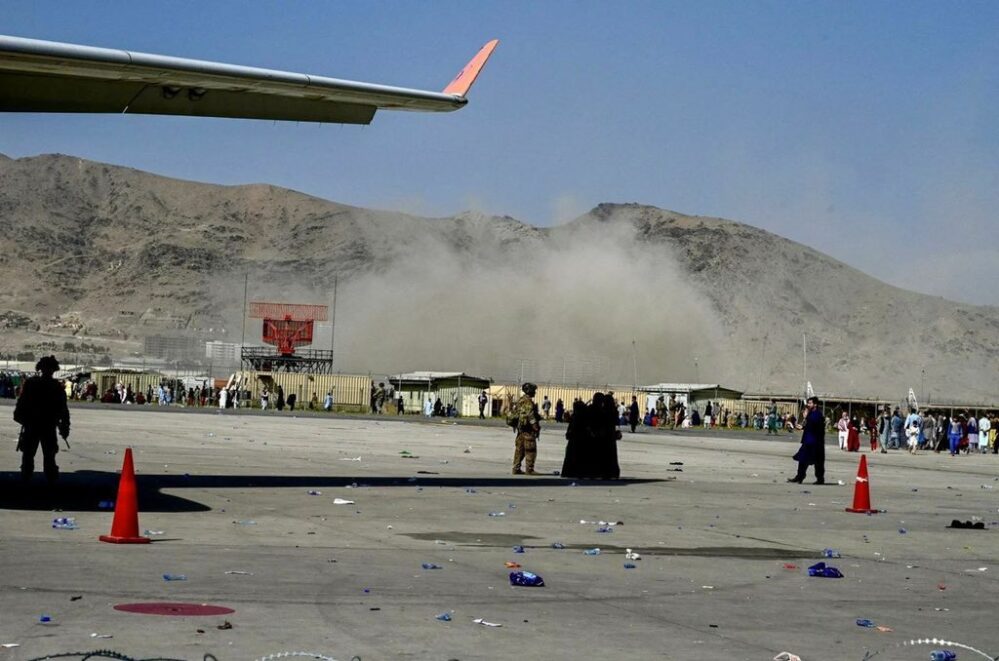 VIDEO: Explosión en el Aeropuerto de Kabul, reportan atentado suicida