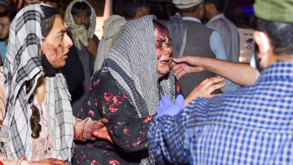 Al menos 40 muertos y cien heridos tras dos explosiones en el Aeropuerto de Kabul en Afganistán