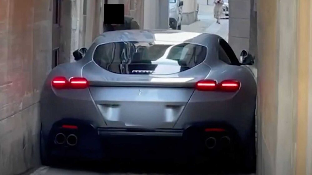 VIDEO: Calculó mal y su Ferrari quedó atorado en una calle angosta de Italia