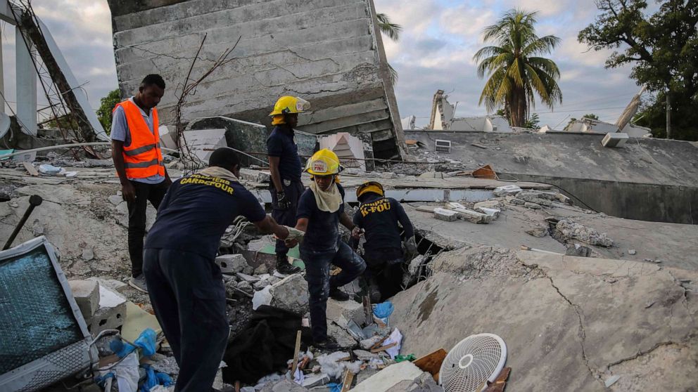 Suman 1,297 muertos en Haití tras el terremoto en la isla