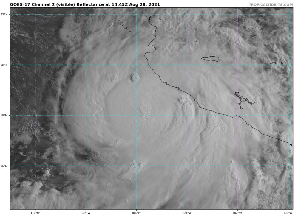 Nora se convierte en huracán frente a costas de México, pronostican lluvias torrenciales