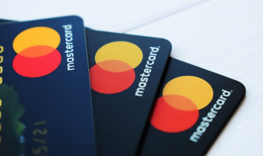 No más tarjetas de crédito y débito con banda magnética anuncia Mastercard
