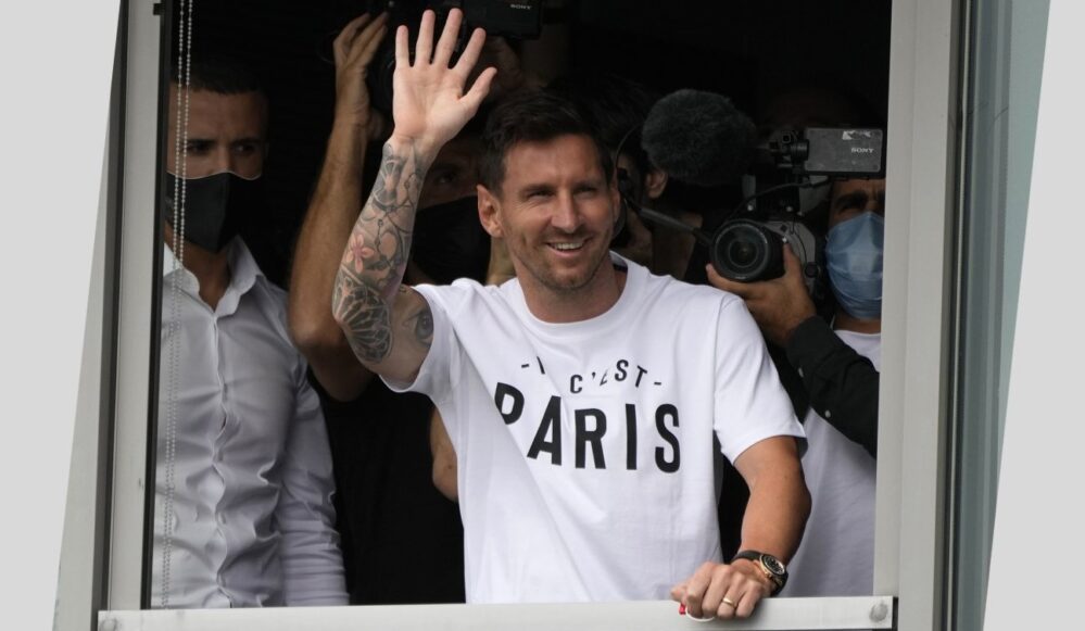 Llega Lionel Messi a Paris para firmar contrato con el Paris Saint-Germain