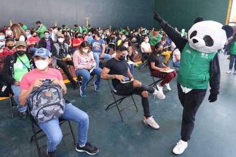 Pandemio: la botarga Panda que baila en las jornadas de vacunación en la Ciudad de México