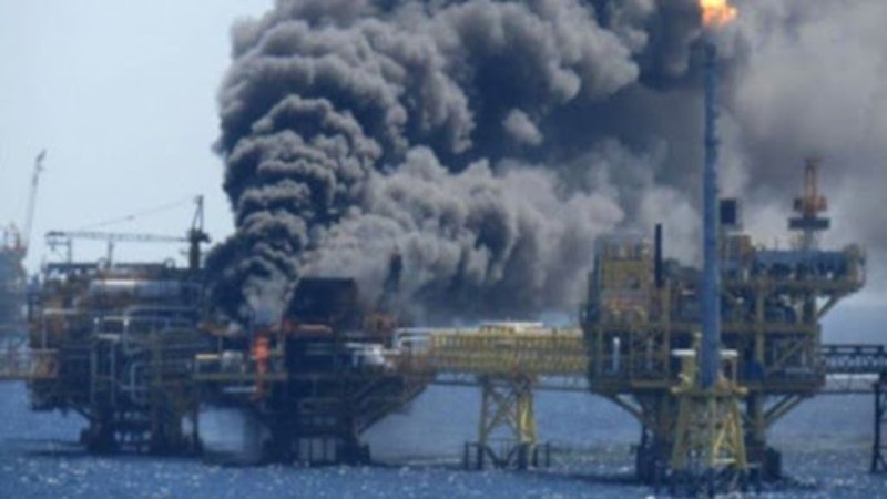 Pemex pierde 25% de su producción petrolera por la explosión en plataforma E-Ku A2