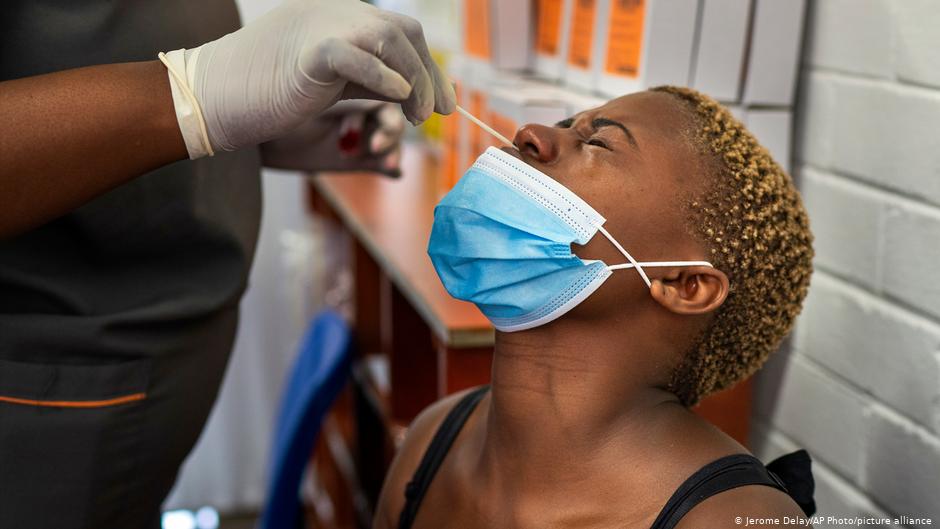 Detectan en Sudáfrica nueva variante de coronavirus extremadamente mutante