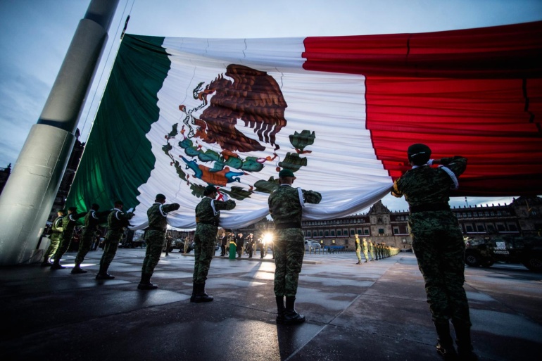 México: Izan bandera en honor a las víctimas de los sismos de 1985 y 2017