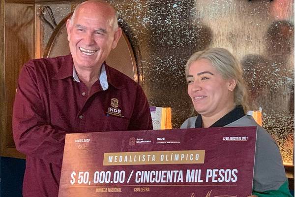 Aremi Fuentes, medallista olímpica le dan por su esfuerzo un ¡Cheque sin fondos!